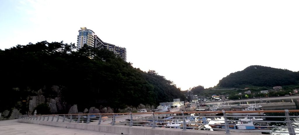 해 질 녘 설리방파제에서 바라본 설리항 안쪽 어선과 마을 풍경